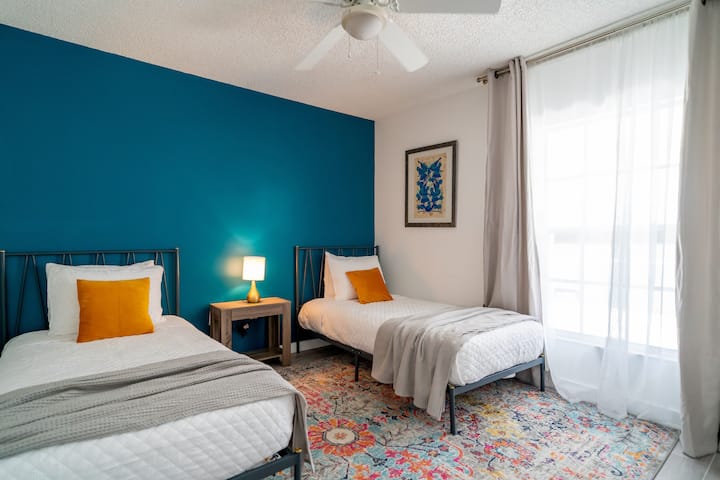 Bedroom 3, with two twin beds and lakefront views.