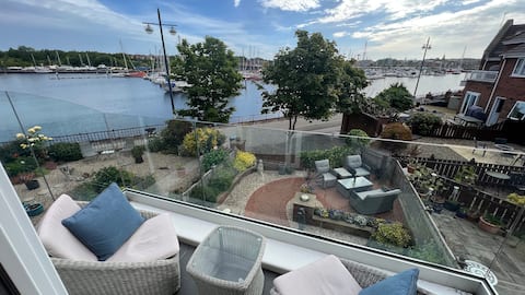 1 Bedroom House with Outstanding Marina Views