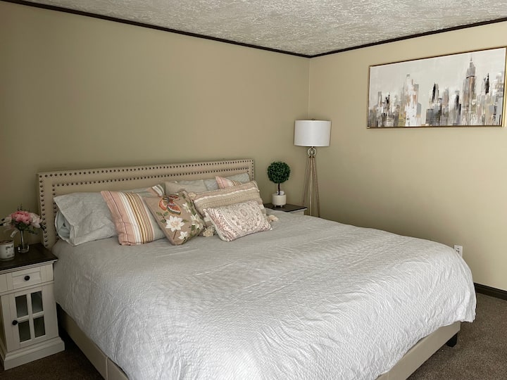 Central 6-Bedroom House with Hot-Tub close to SLCC