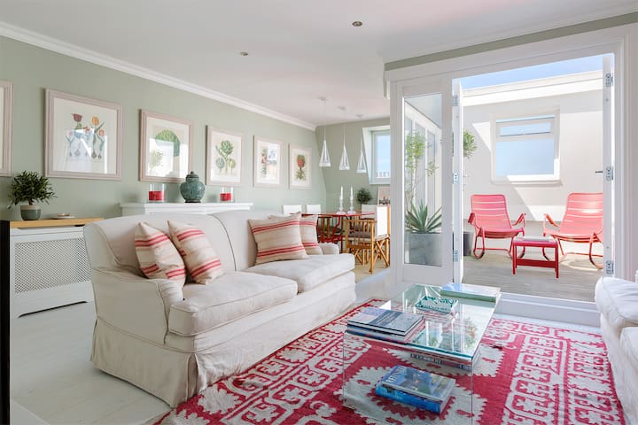 Lovely two bedroom flat with patio in Notting Hill