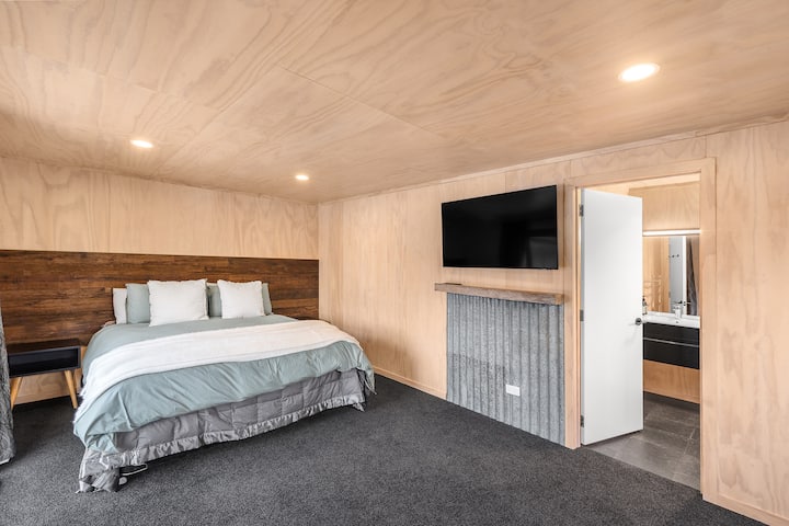 De studio slaapt comfortabel voor nog eens twee gasten. Het heeft een eigen badkamer en flatscreen-tv. 