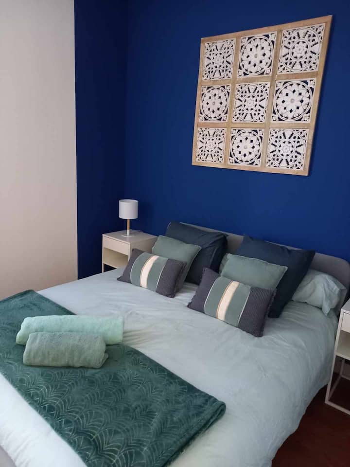 غرفة نوم بسرير مزدوج 