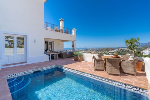 Beautiful and bright 6 bedroom house