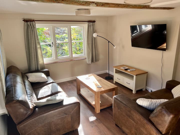 2-bedroom Riverside Cottage In Surrey Hills - Shere