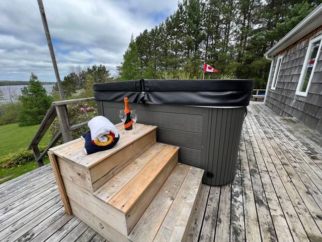 Peaceful 4-bedroom WATERFRONT home with hot-tub gallery image 4