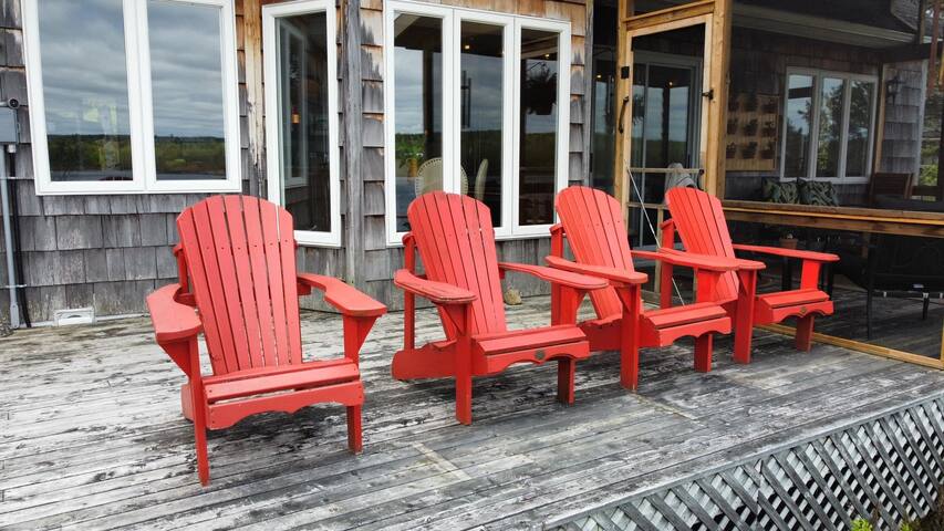 Peaceful 4-bedroom WATERFRONT home with hot-tub gallery image 5