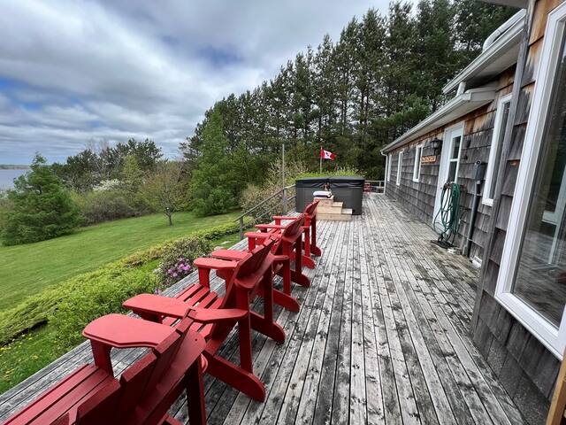 Peaceful 4-bedroom WATERFRONT home with hot-tub gallery image 3