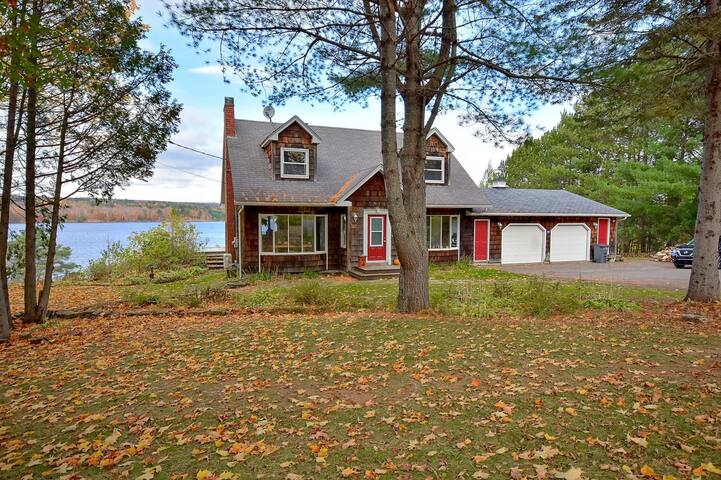 Peaceful 4-bedroom WATERFRONT home with hot-tub gallery image 2