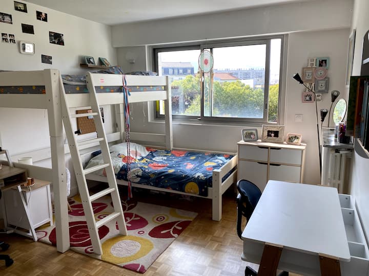 חדר פנוי /חדר ילדים. 

שתי המיטות באורך 200 ס"מ. מבוגרים ישנים בהם טוב. יש לי גם מיטת יחיד מתנפחת. 