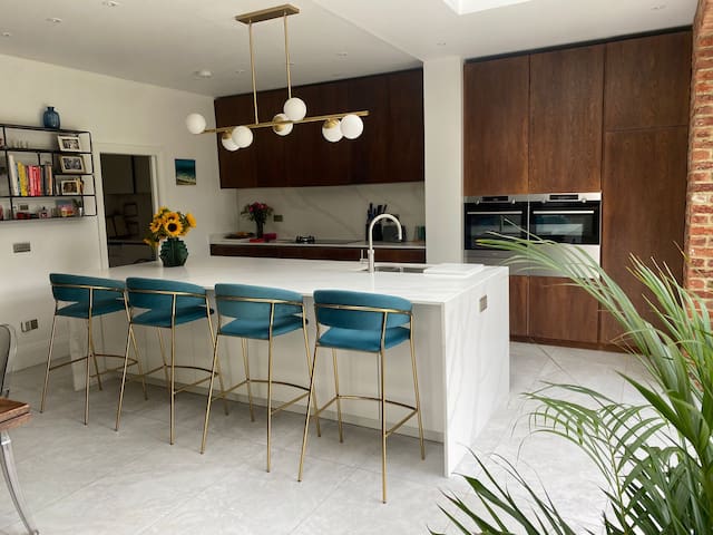 Beautiful, spacious 4 bed home with large garden