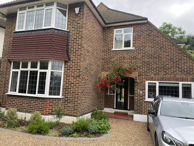 Beautiful, spacious 4 bed home with large garden gallery image 3