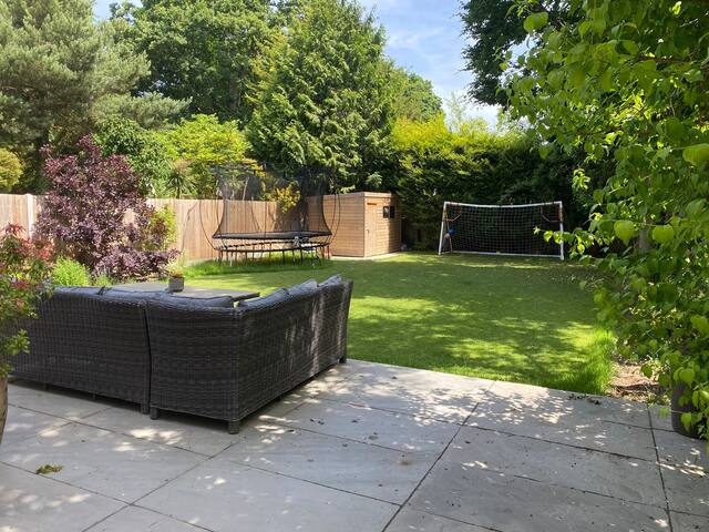 Beautiful, spacious 4 bed home with large garden gallery image 2