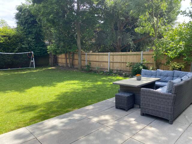 Beautiful, spacious 4 bed home with large garden gallery image 4