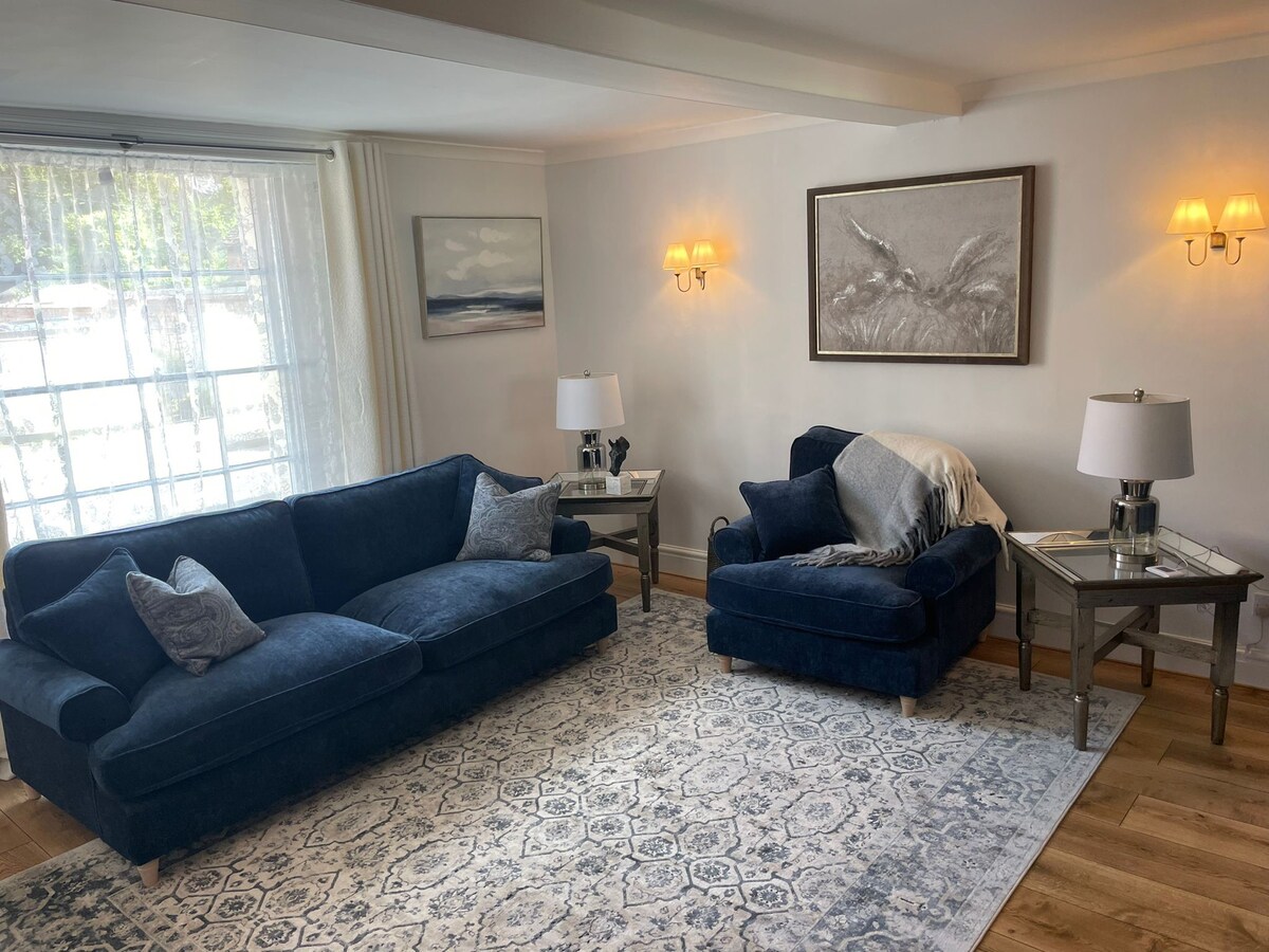Successful Airbnb property: Stylish Townhouse, central Warwick with parking in Warwick