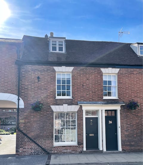 Stylish Townhouse, central Warwick with parking