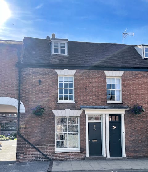 Stylish Townhouse, central Warwick with parking