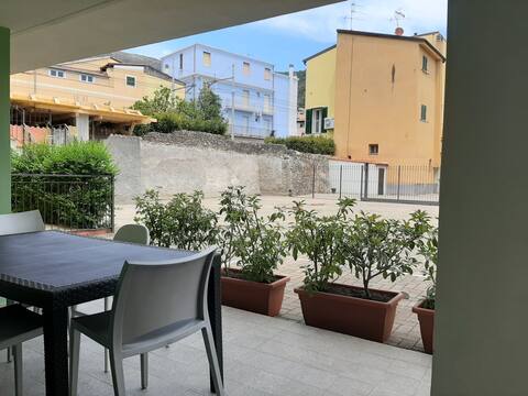 A stone's throw from the sea, with A/C, patio and parking space!