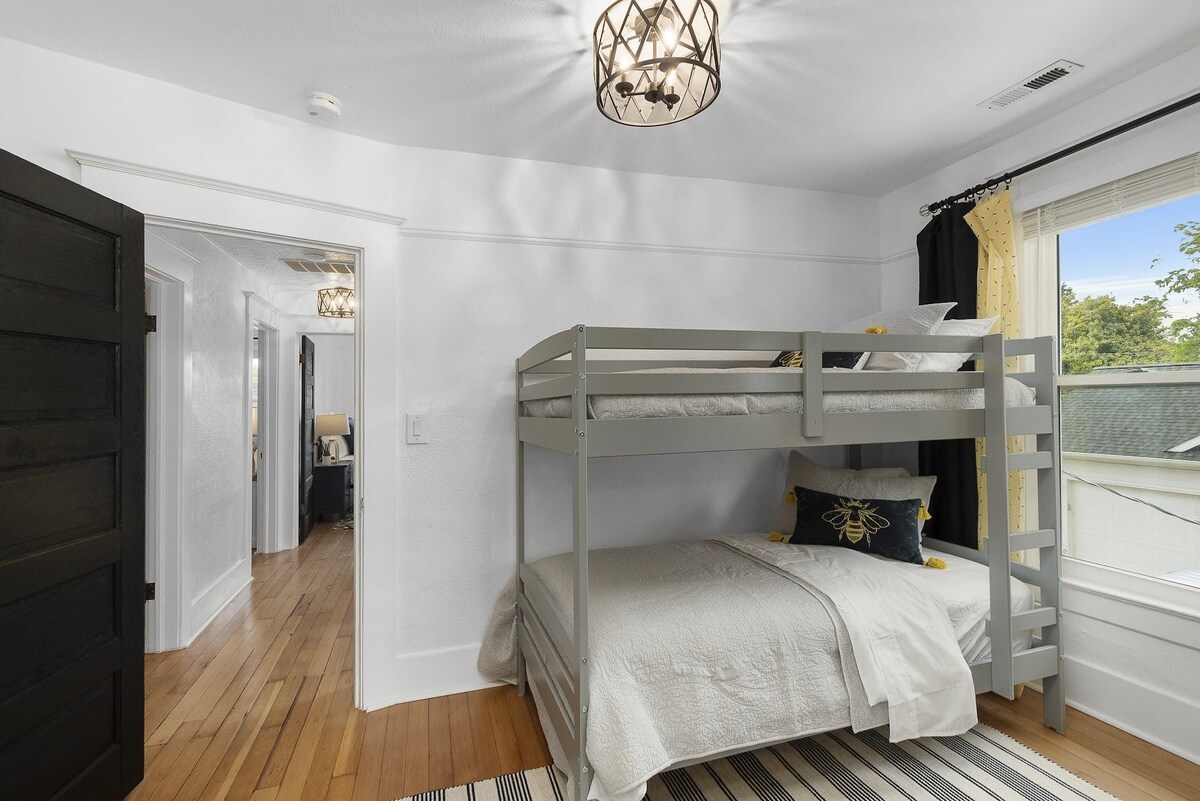 Საძინებელი №4 ორსართულიანი საწოლებით.