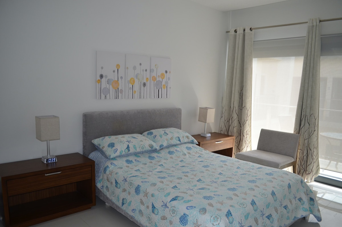 Hlavná spálňa - manželská posteľ, nástenný televízor, stolové lampy s toaletou a možnosťami nabíjania