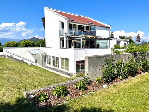 Last minute! Moderne Villa mit großem Garten