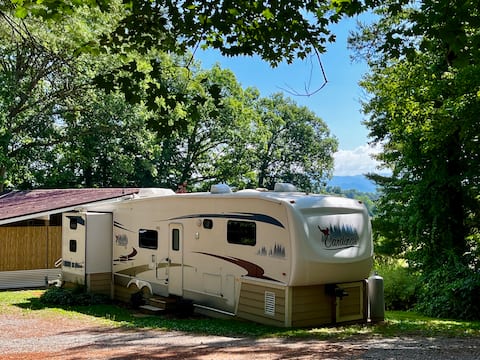 Mountain view-spacious camper-20 mins to Asheville