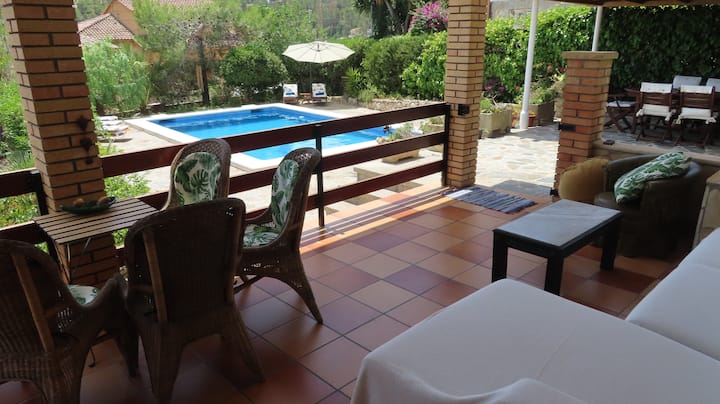 Sunny 3 Bedroom Villa with Private Pool & BBQ Room