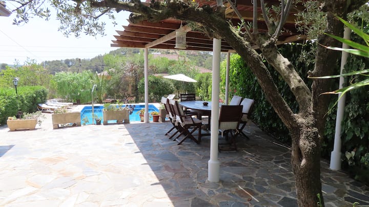 Sunny 3 Bedroom Villa with Private Pool & BBQ Room