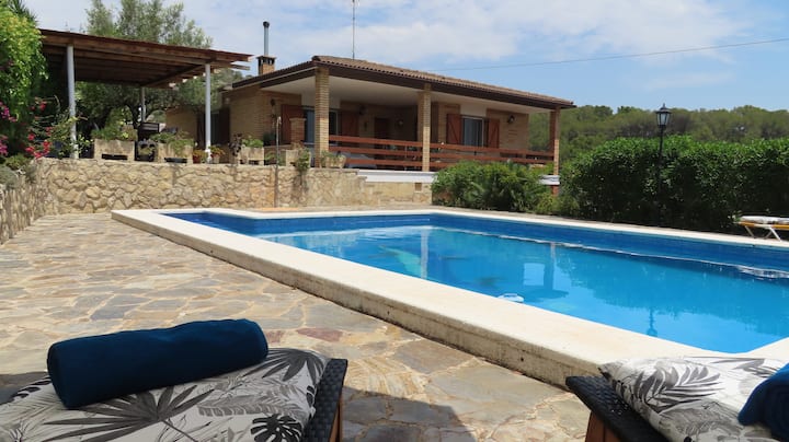 Sunny 3 Bedroom Villa with Private Pool & BBQ Room