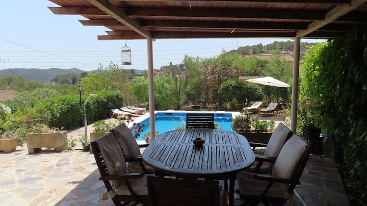 Sunny 3 Bedroom Villa with Private Pool & BBQ Room