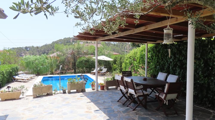 Sunny 3 Bedroom Villa with Private Pool & BBQ Room