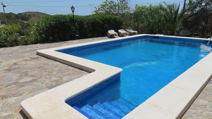 Sunny 3 Bedroom Villa with Private Pool & BBQ Room