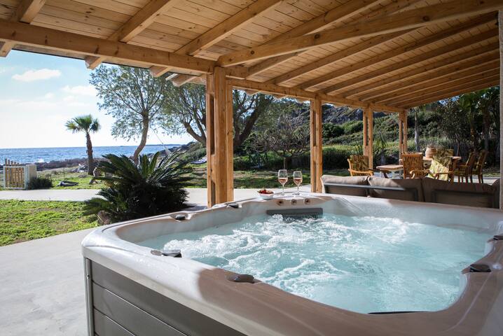 “Mera” Falasarna BeachFront, Getaway With Jacuzzi