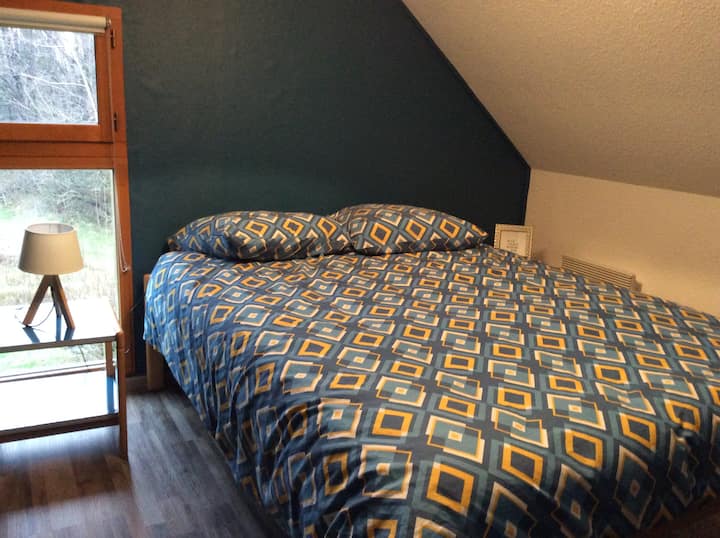 საძინებლის ორადგილიანი საწოლი ანტრესოლზე