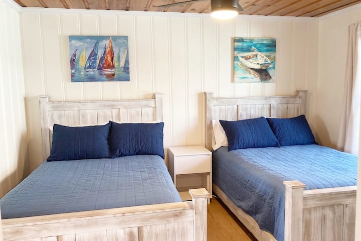 ห้องนอนที่ 1 พร้อมเตียงใหญ่ 2 เตียง