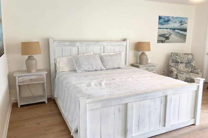 ห้องนอนใหญ่พร้อมเตียงคิงไซส์