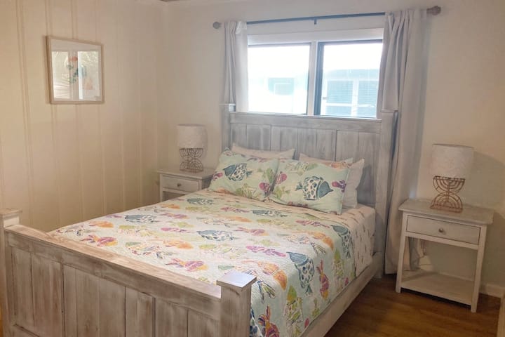 ห้องนอนที่ 2 พร้อมเตียงควีนไซส์