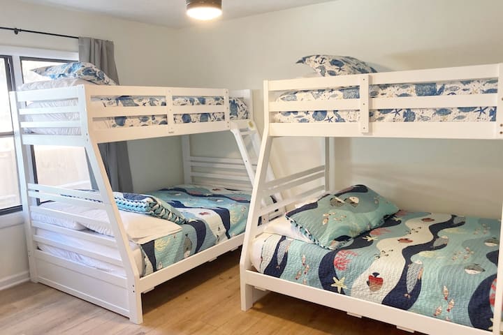 ห้องนอนที่ 3 พร้อมเตียงใหญ่ 2 ห้องด้านล่างและเตียงแฝดด้านบน 2 ชั้น