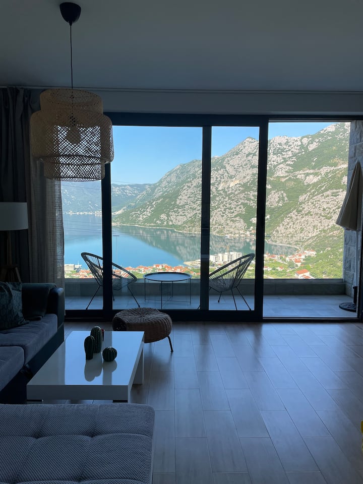  Როგორ იშლება საოცარი ხედი ყურეზე და ისიამოვნეთ მთასა და ზღვას შორის შეხვედრით. 