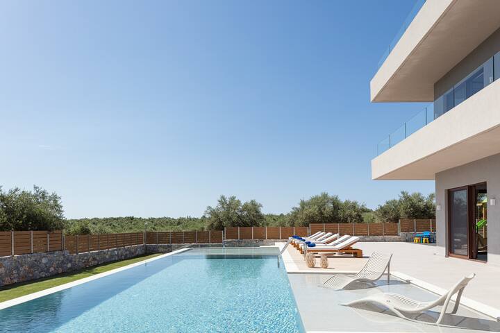 TreeTop Villa II, Private Pool, BBQ & Playground 