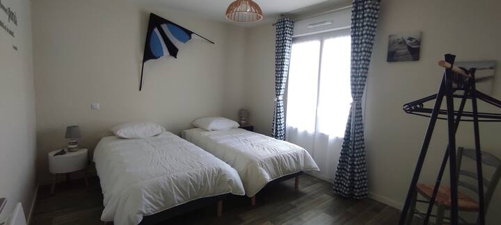 غرفة نوم مع سريرين مفردين 90 × 190 سم، ألحفة 140 × 200 سم، وسائد وحراس، مصاريع كهربائية، غرفة ملابس مع شماعات وصناديق تخزين
يرجى ملاحظة أنه لا يتم توفير أغطية السرير.