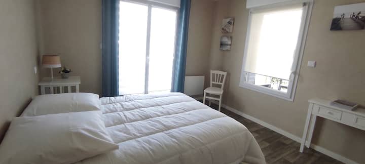 غرفة نوم بسرير مزدوج 140 × 190 سم، مرتبة واقية، وسائد، لحاف 240 × 220 سم، ستائر وستائر مزدوجة، مصاريع كهربائية، مروحة. 
يرجى ملاحظة أنه لا يتم توفير أغطية السرير.