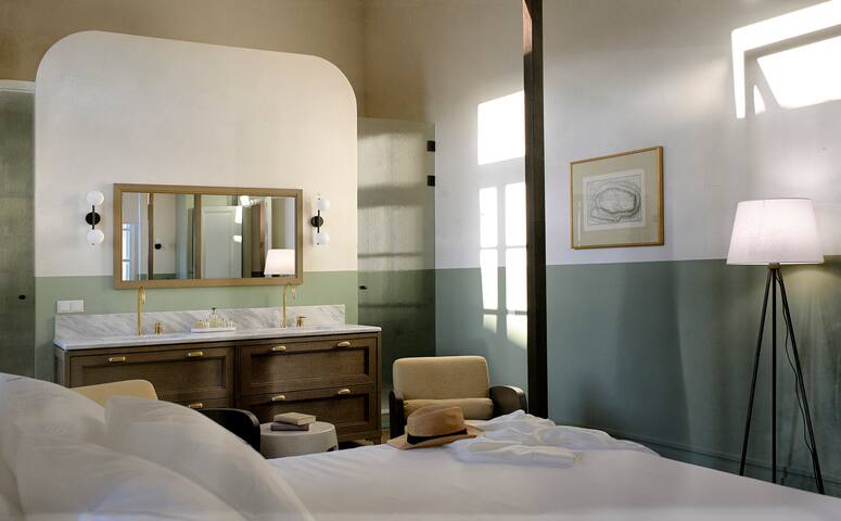 Athinaidos Premium Quarter with Jacuzzi by K&K gallery image 3