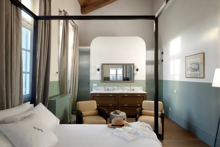 Athinaidos Premium Quarter with Jacuzzi by K&K gallery image 2