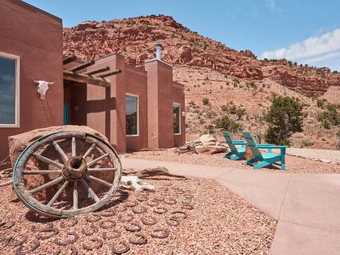 Artful Southwestern Retreat / National Parks