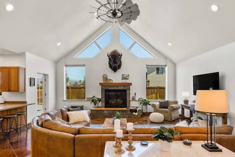 Gallatin Getaway - Cheerful Home with Hot Tub