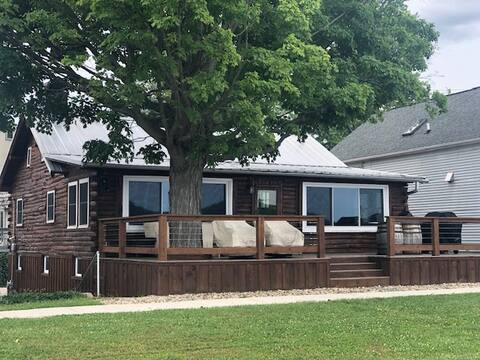 *Waterfront Log Cabin On Bike Path, Private Dock*
