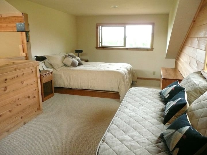 Upstairs loft bedroom has a nice day bed for a extra place to relax and sleep.