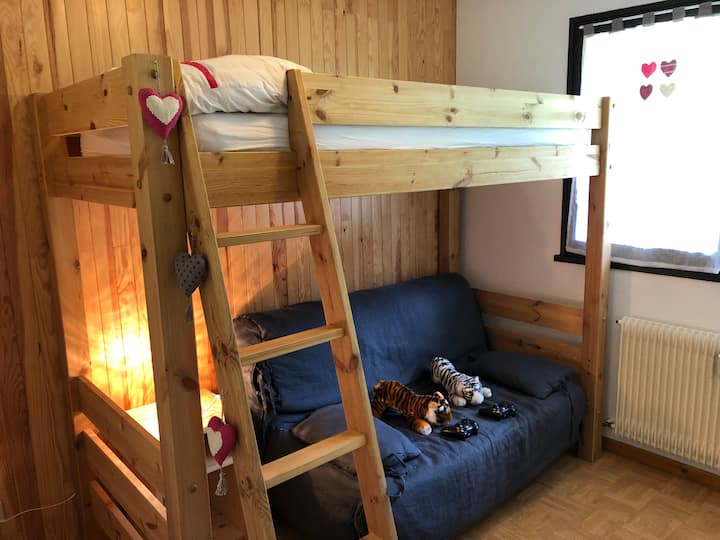 Spálňa 3 so 140 cm rozkladacou pohovkou a 1 samostatnou poschodovou posteľou 