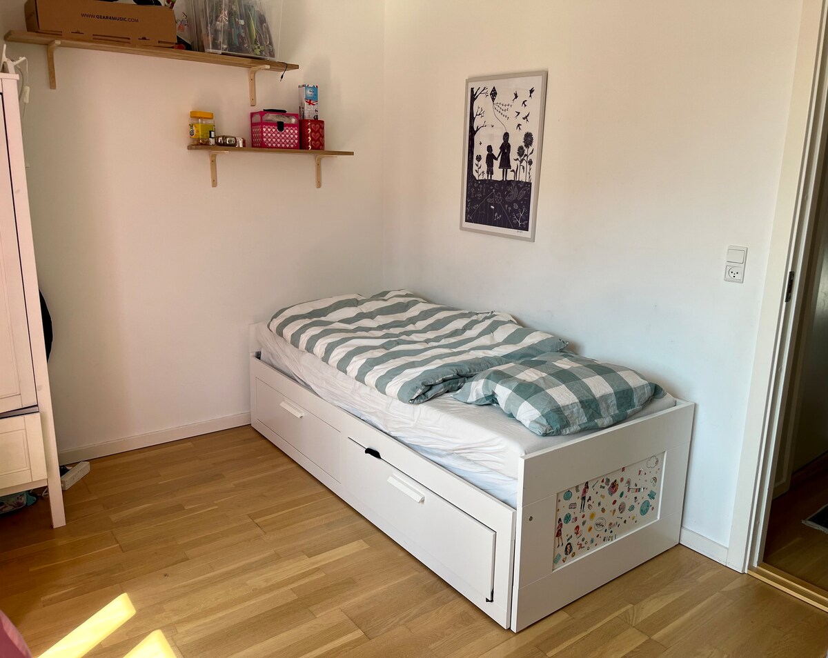 带抽屉床的房间