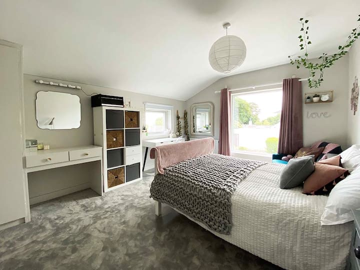 Probudite se uz savršen početak dana u našoj 2. sobi s pogledom na more u ovoj velikoj spavaćoj sobi ispunjenoj svjetlom s nevjerojatnom novom kupaonicom. 